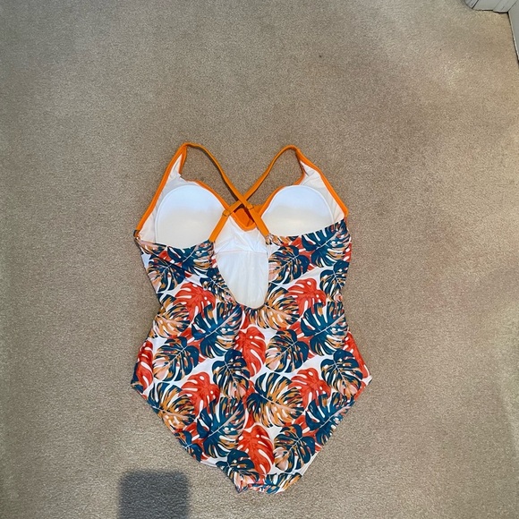 Full piece floral bathing suit - Picture 4 of 5